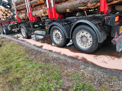 Feuerwehr Rainbach beseitigt Ölspur nach LKW-Panne