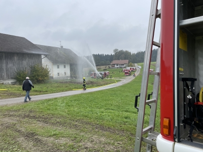 Herbstübung in Höcking: Erfolgreiche Rettungsaktionen bei Brand und Verkehrsunfall